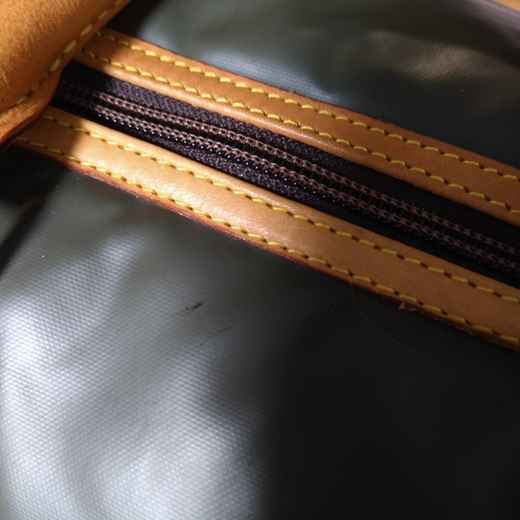 Hunting World Natural Leather Duffle Bag **RARE FIND!!** (AUTHENTIC) - Picture 12 of 16